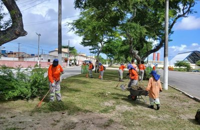 Limpeza Urbana realiza mutirão de manutenção com apoio das equipes do Projeto Praça é Massa