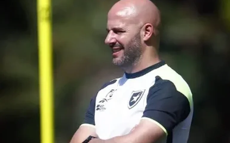 Botafogo oficializa Franclim Carvalho como novo técnico até 2027