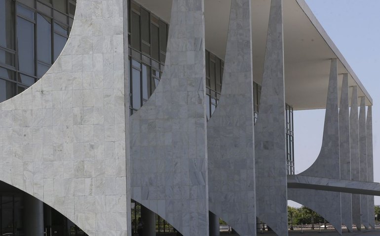 Planalto adota estratégia para esfriar crise após Alcolumbre subir o tom contra 'interferência indevida' na sabatina de Messias