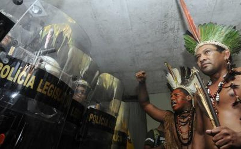 Justiça libera três índios presos e destaca direito à manifestação