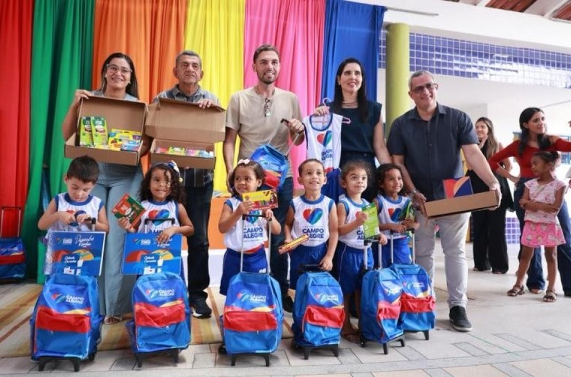 Alunos de mais seis instituições de ensino de Campo Alegre recebem fardamentos, mochilas e kits escolares