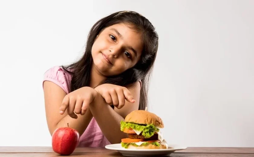 Novo guia alimentar infantil da OMS muda recomendações. Entenda