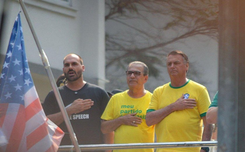 'Fogueira de vaidades': mensagens expõem disputa de influência sobre Jair Bolsonaro, diz analista