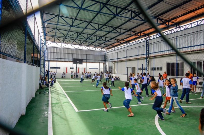 Rui reinaugura escola e autoriza construção de nova creche em Maceió