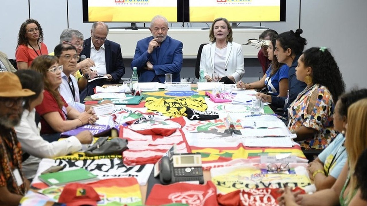 Lula recebe MST e indica criação de conselho para negociar com movimentos sociais