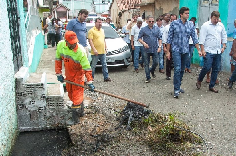 Prefeito Rui Palmeira vistoria obras de pavimentação em Bebedouro
