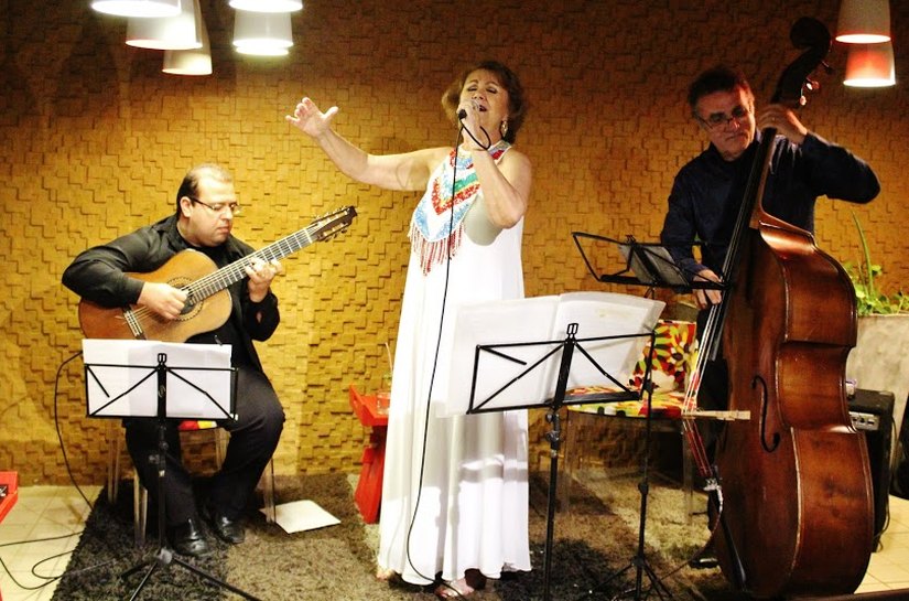 O jazz do Ricardo Lopes Trio e a sensibilidade da cantora Leureny