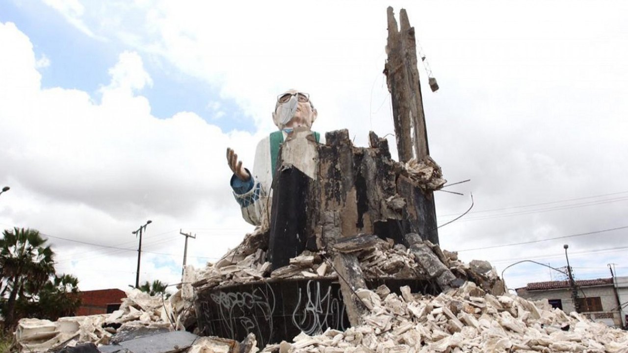 Estátua de padre Cícero desaba em Maracanaú, no Ceará