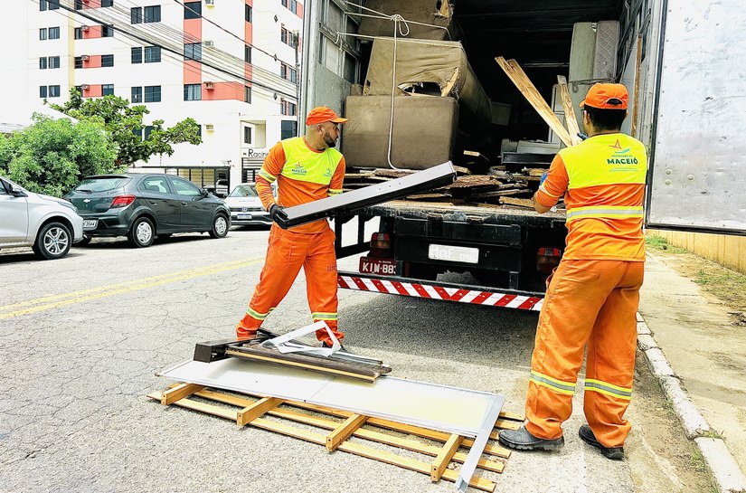 Alurb realiza mutirão de coleta de volumosos no Conjunto Carminha, neste sábado(31)