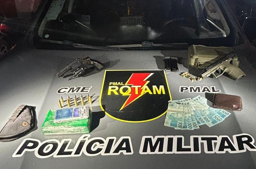 Polícia Militar apreende duas armas de fogo e meio quilo de maconha após denúncia no Jacintinho