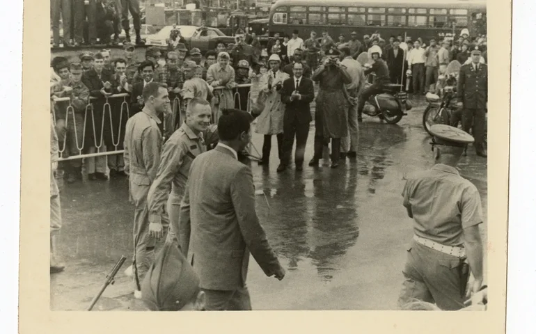 Fotos recém-descobertas mostram o astronauta Neil Armstrong após a emergência do Gemini 8