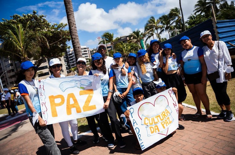 Caminhada da Paz leva centenas de estudantes de escolas municipais à praia de Jatiúca