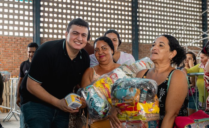 Prefeito Carlos realiza entrega de mais de 1.500 cestas básicas