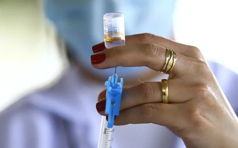 Vacina contra herpes-zoster pode prevenir e retardar a demência, diz novo estudo