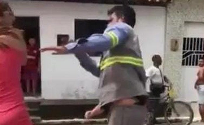 Mulher chegou a dar um tapa no rosto do funcionário