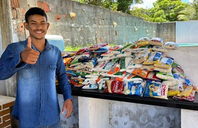Entidades recebem mais de duas toneladas de alimentos arrecadados no Circuito Maceió é Massa