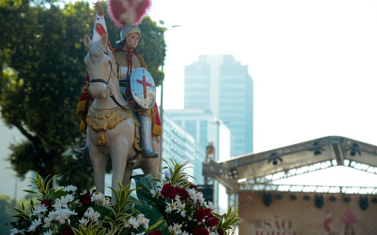 Viva Maria celebra São Jorge e sua espada protetora