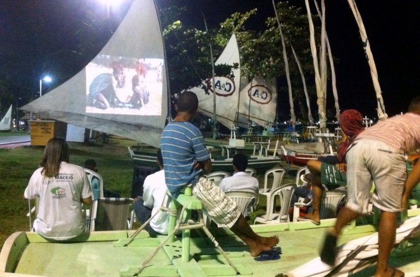 Cine Rua aproxima população de rua dos serviços da Prefeitura de Maceió