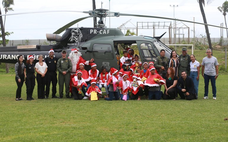 Polícia Civil Amiga tem coral infantil, ação de graças e Papai Noel descendo de helicóptero com presentes