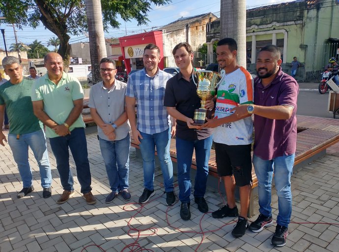 Delegação do Coruripe que conquistou o título Alagoano da Série B, é recebida pelo prefeito Marcelo Beltrão
