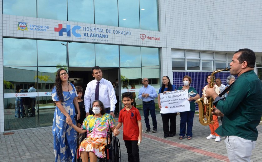 Paciente do Hospital do Coração Alagoano recebe alta e ganha homenagem de familiares e amigos