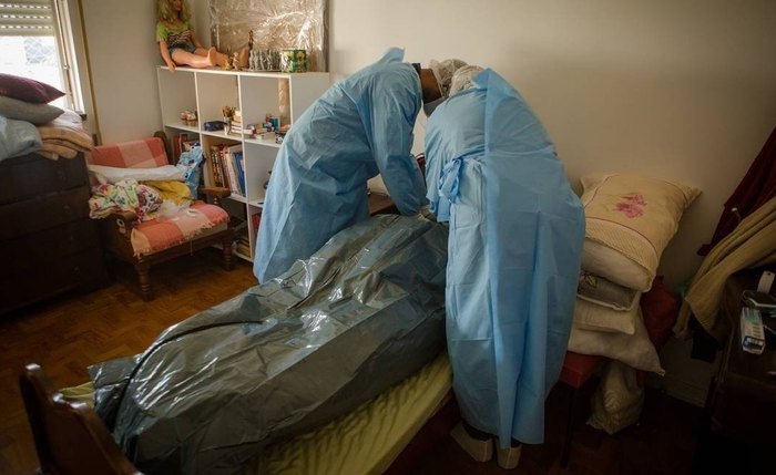 Socorristas do Samu preparam cadáver de idosa que morreu com suspeita de coronavírus