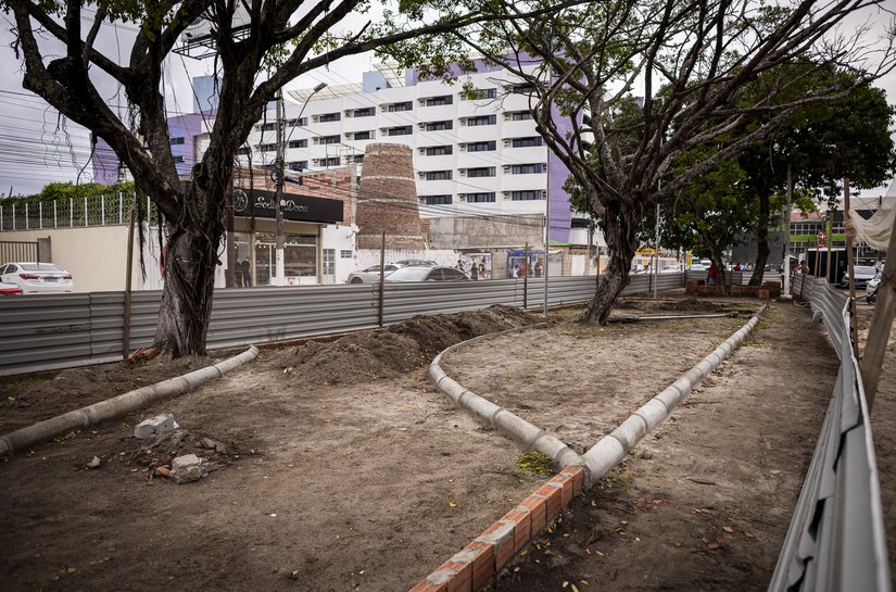 Prefeitura revitaliza canteiro para criar espaço de convivência na Pajuçara