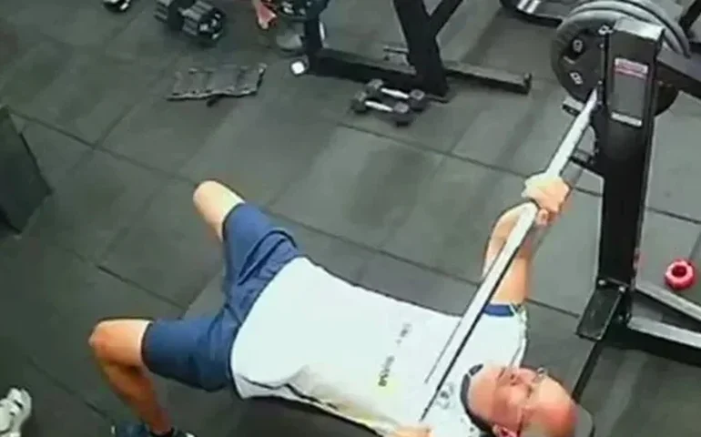 O que é a 'pegada suicida', exercício com supino que matou homem em academia