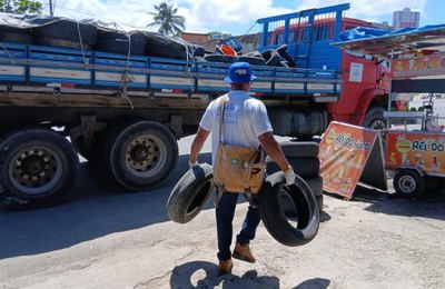 Mutirão da Prefeitura de Maceió recolhe pneus em terrenos baldios, borracharias e ferros-velhos