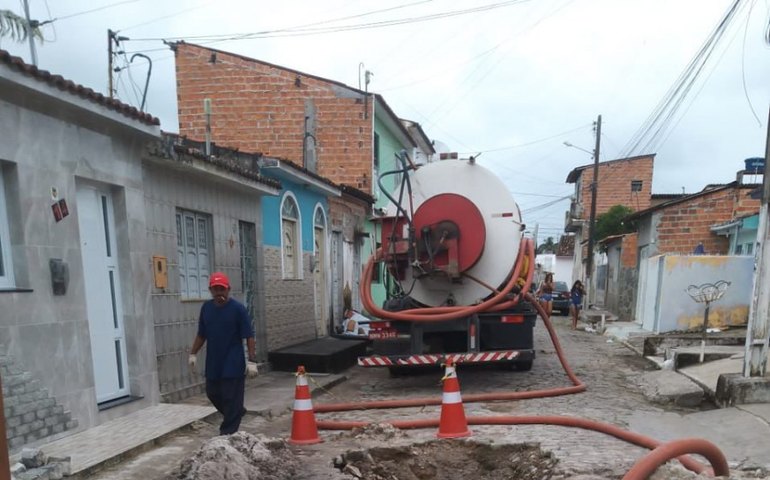 Prefeitura de Penedo limpa rede de escoamento de águas com caminhão de sucção