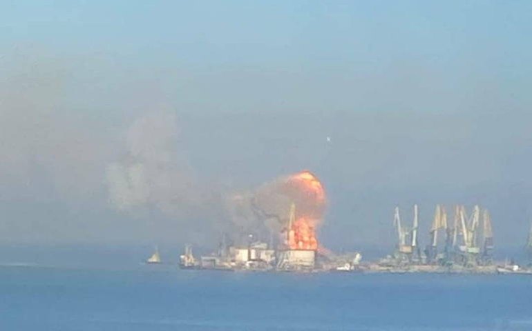 Ucrânia ataca navio de desembarque russo em porto na Crimeia; vídeo