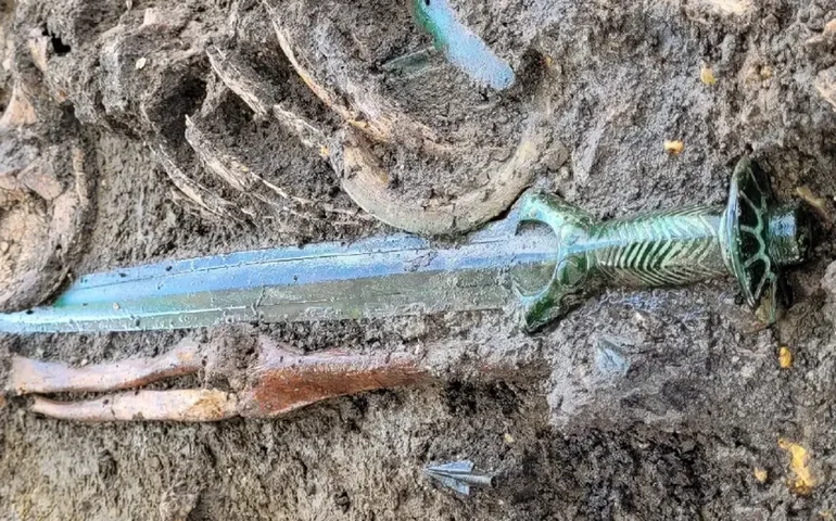 França: espada medieval some após ficar cravada por mil anos a 10m do chão; suspeita é de furto