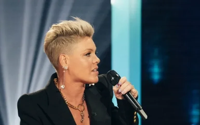 Pink ironiza rumores de separação e desmente boatos sobre fim do casamento