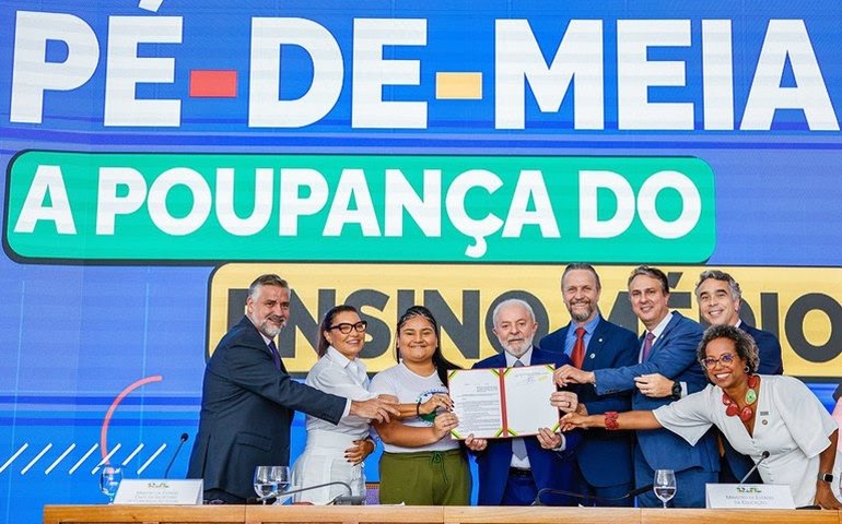 Pé-de-Meia prevê R＄ 9.200 por aluno para permanência de estudantes no Ensino Médio