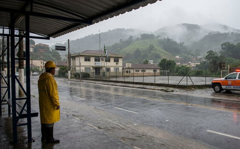 Temporal leva Petrópolis a suspender aulas; Angra dos Reis permanece em alerta