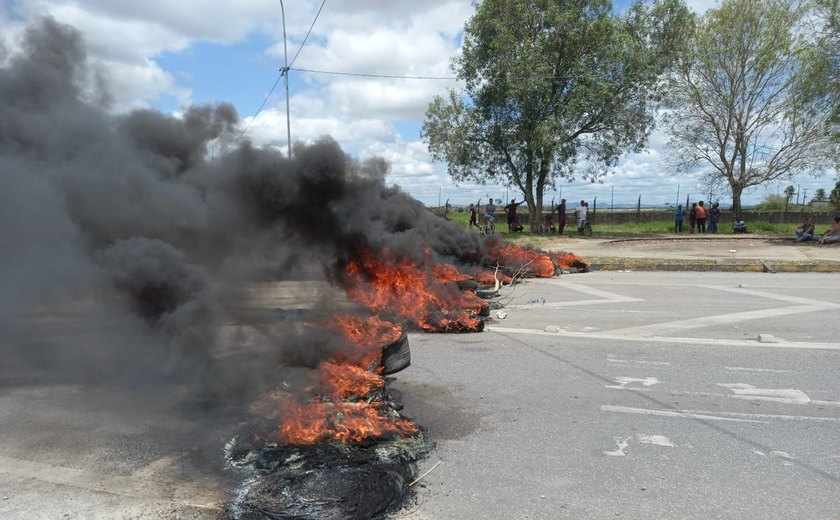 BR-104 é fechada por manifestantes no acesso ao Aeroporto Zumbi dos Palmares