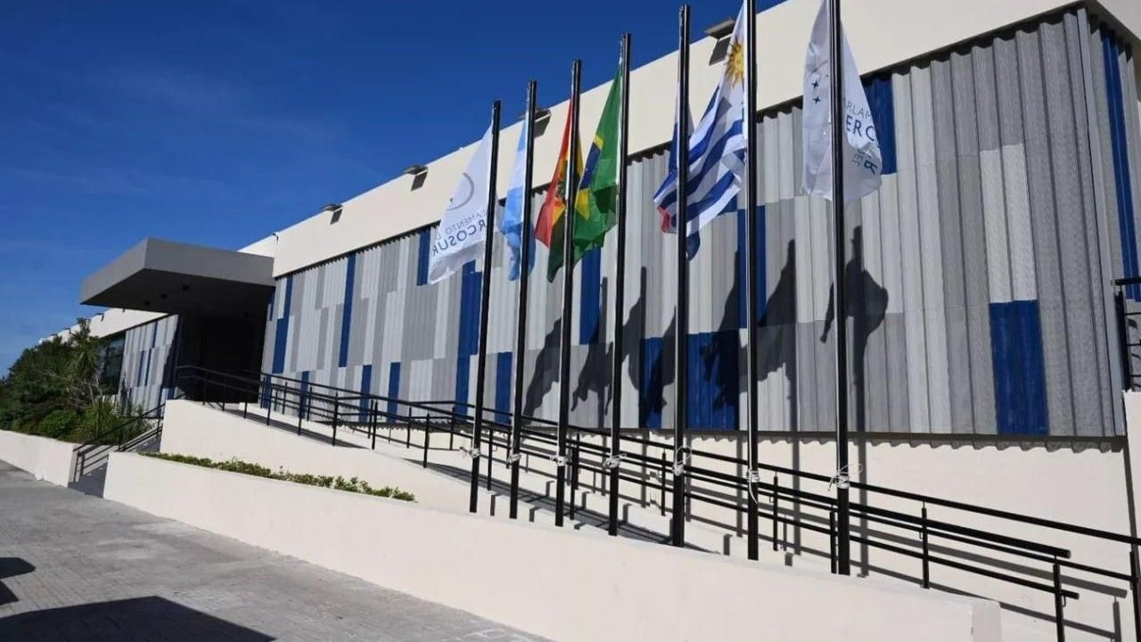 Parlasul reconhece vitória de Lula, mas pede esclarecimentos sobre extensão da votação