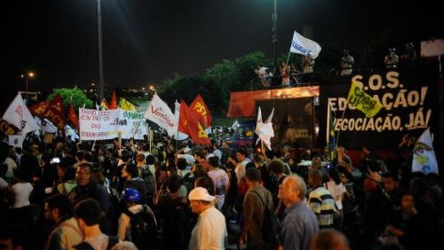Protestos de grevistas e contra gastos com a Copa marcam dia