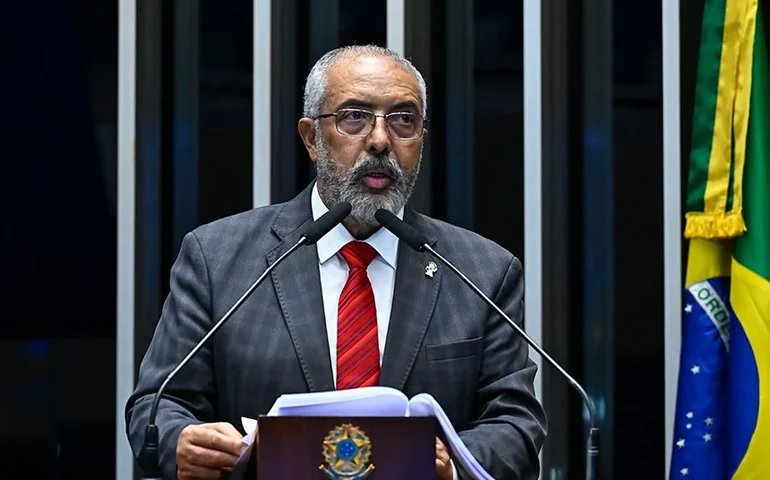 Paim defende redução da jornada de trabalho e fim da escala 6x1