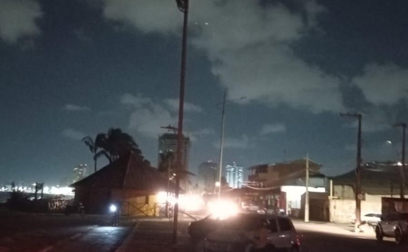 Problemas na rede elétrica comprometem iluminação pública em Maceió