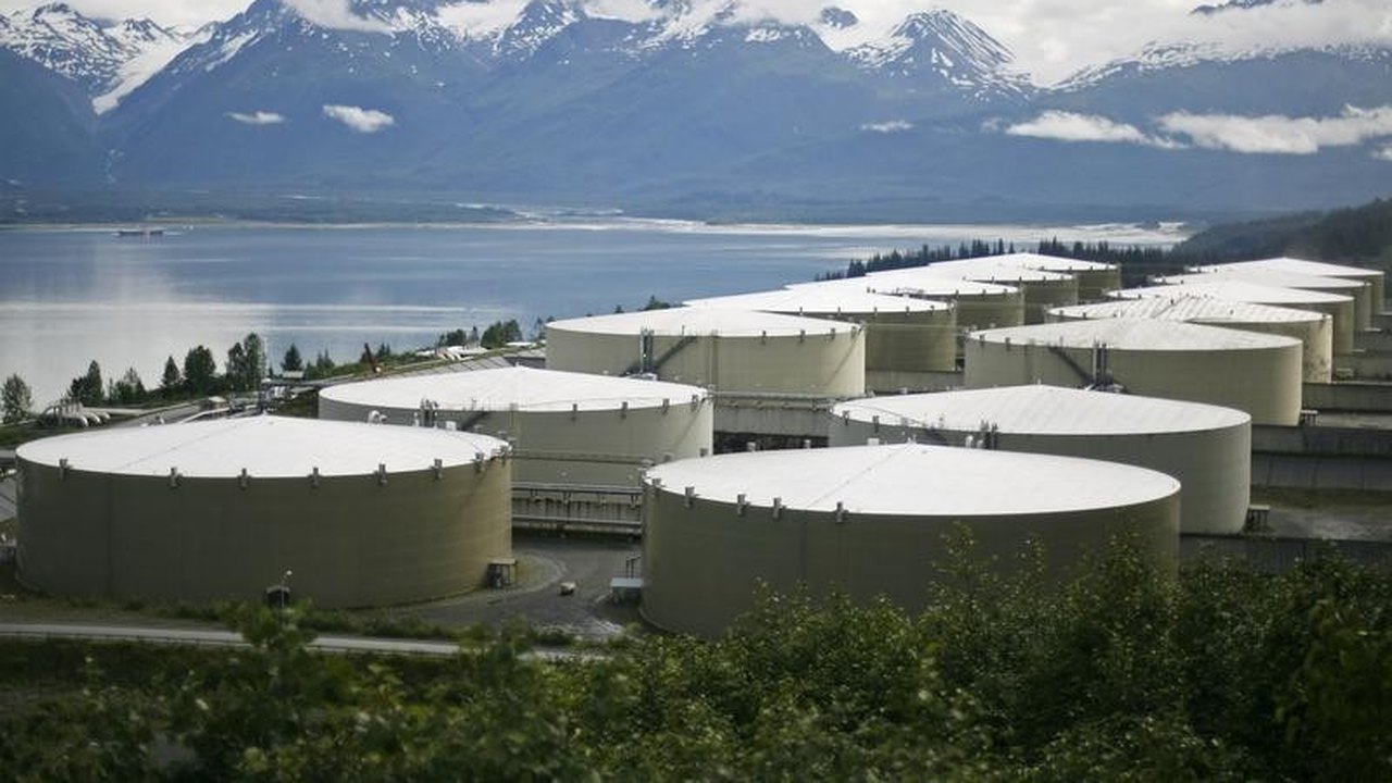Petróleo fecha em queda acima de 2%, pressionado por sinais de novo aumento de oferta da Opep+