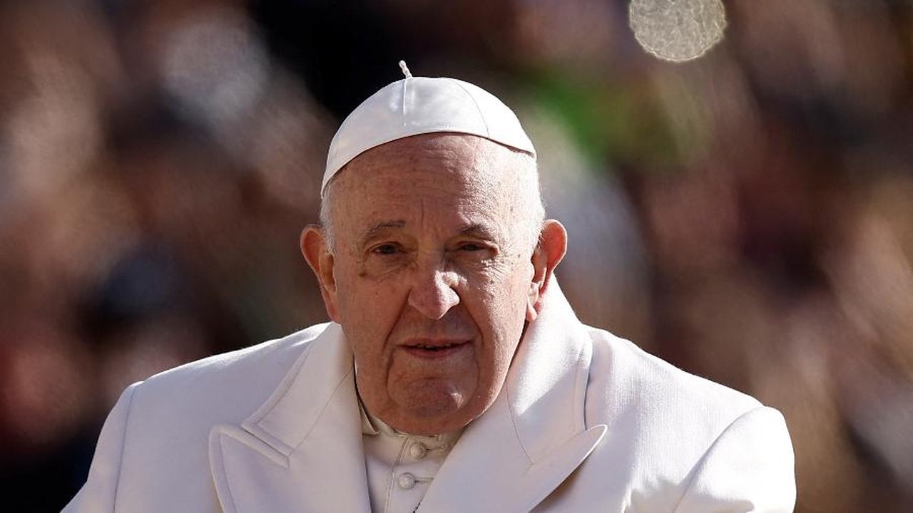 Papa recebe camisa e bandeira do Fluminense entregues por brasileiros no Vaticano