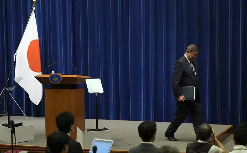 Primeiro-ministro do Japão cede à pressão e renuncia ao cargo