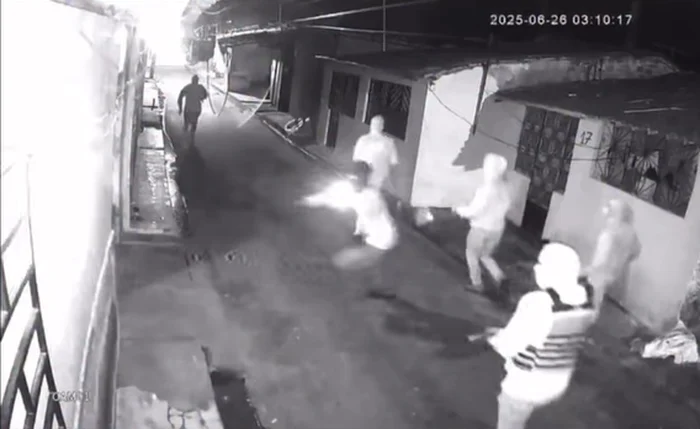 Testemunhas relataram que a vítima foi surpreendida e executada com vários disparos de arma de fogo Testemunhas relataram que a vítima foi surpreendida e executada com vários disparos de arma de fogo