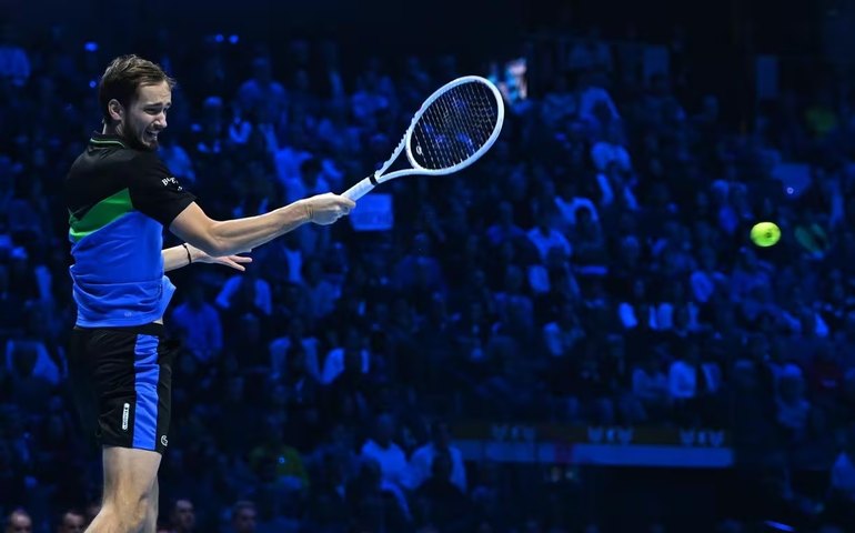Medvedev supera Zverev e garante vaga nas semifinais do ATP Finals