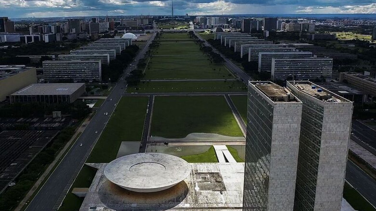 Centro e direita já se mobilizam para formar novos polos de poder