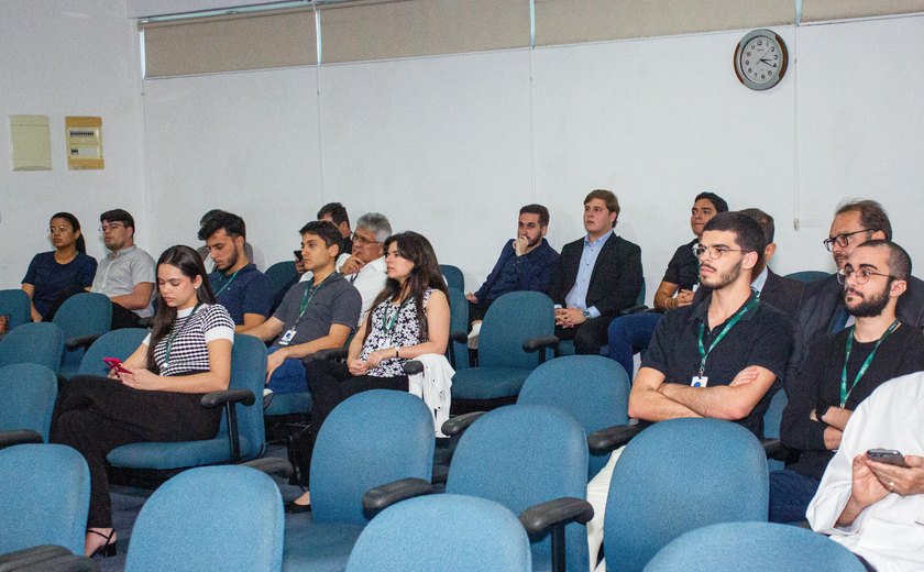 Estudantes de Direito acompanham sessão do Pleno do TRE/AL