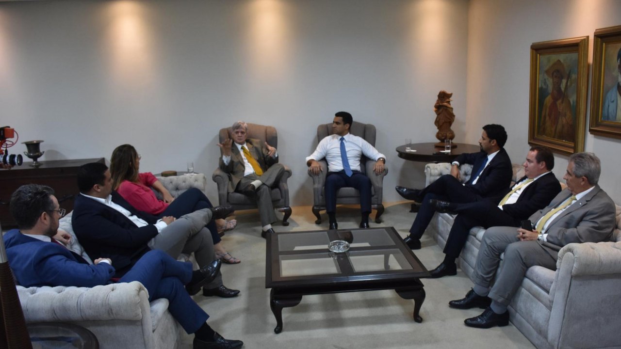 Governador Kléver recebe senador, prefeito e deputada em seu gabinete
