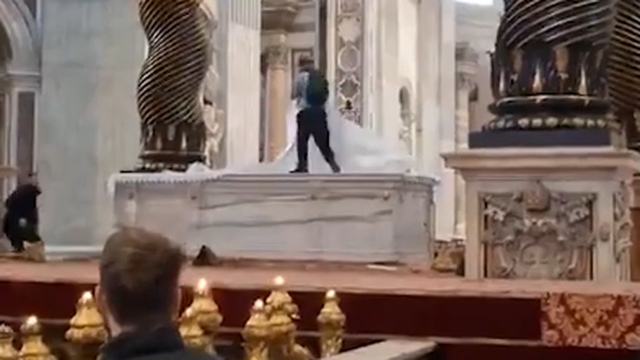 Homem sobe em altar e quebra 6 candelabros do século XIX em basílica do Vaticano