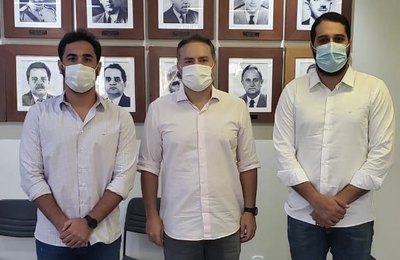 Prefeito Arthur Freitas se reúne com governador para tratar de investimentos para Santana do Mundaú